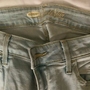 OLD NAVY LIGHT-WASHED JEANS
